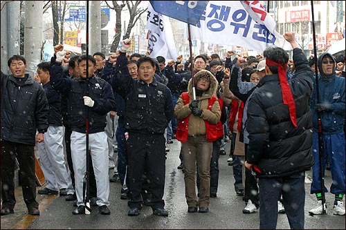 3일 눈발이 내린 가운데 노동자들이 근로복지공단 광주전남본부 앞에서 산재불승인에 항의하는 집회를 갖고 있다. 